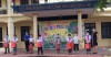 Cô giáo Nguyễn Thị Mai - Hiệu trưởng nhà trường tặng quà cho các em thiếu nhi là con của những y, bác sĩ, cán bộ tuyến đầu chống dịch; trẻ em có hoàn cảnh đặc biệt khó khăn nhân dịp trung thu