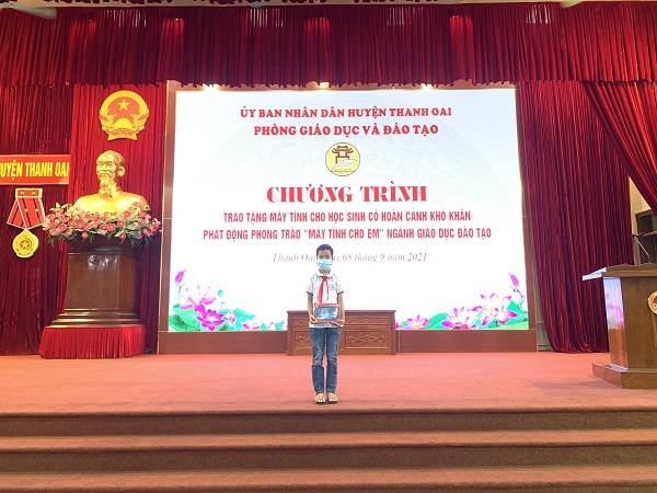 Em Dương Ngọc Bích học sinh lớp 5A Trường TH Thanh Cao lên nhận máy tính