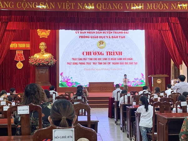 HS trường TH Bình Minh thay mặt các em có hoàn cảnh khó khăn phát biểu cảm nghĩ và gửi lời cảm ơn tới chương trình