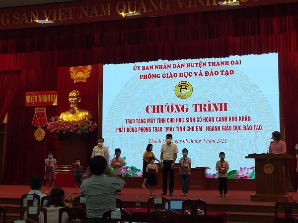 Lãnh đạo Huyện Thanh Oai và lãnh đạo phòng GD&ĐT trao máy tính cho các em