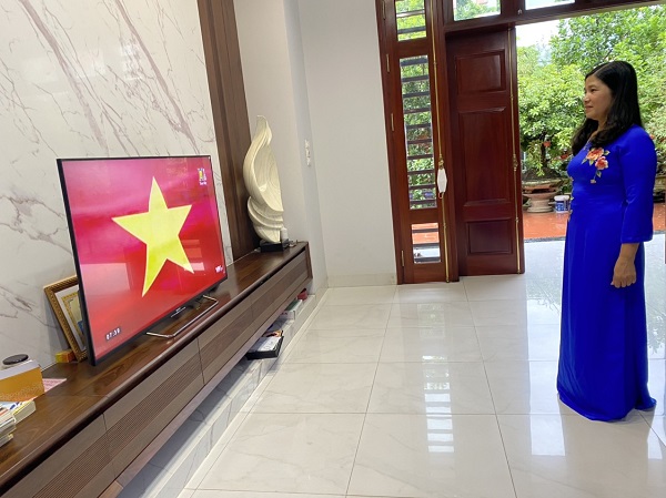 Cô giáo Nguyễn Thị Mai - Hiệu trưởng nhà trường dự lễ chào cờ