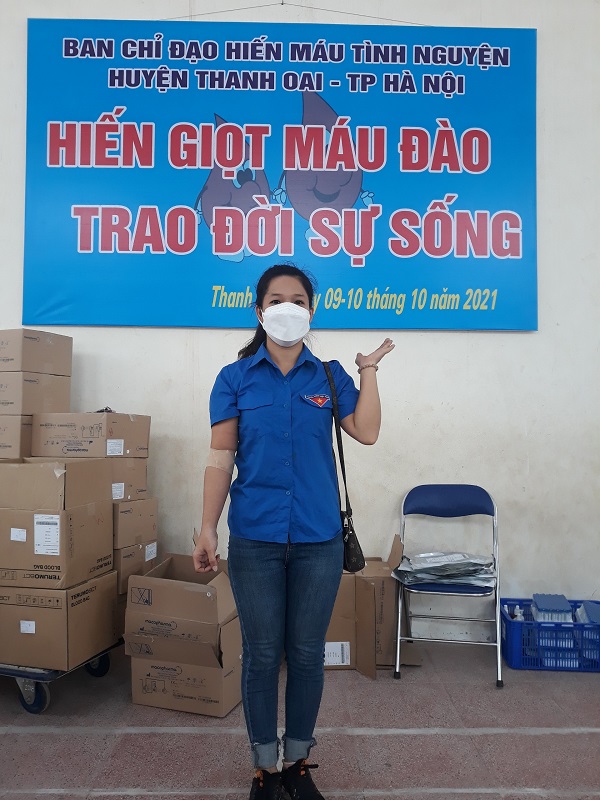 Đ/c: Trương Thị Ánh - Bí thư chi đoàn Trường TH Thanh Cao tham gia hiến máu tình nguyện