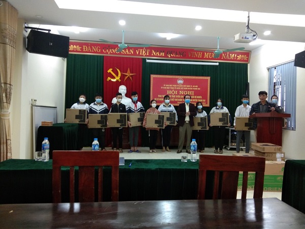 Ông: Đoàn Việt Dũng - Trưởng phòng Giáo dục và Đào tạo Huyện Thanh Oai lên trao tặng thiết bị học tập cho các em học sinh tại hội nghị