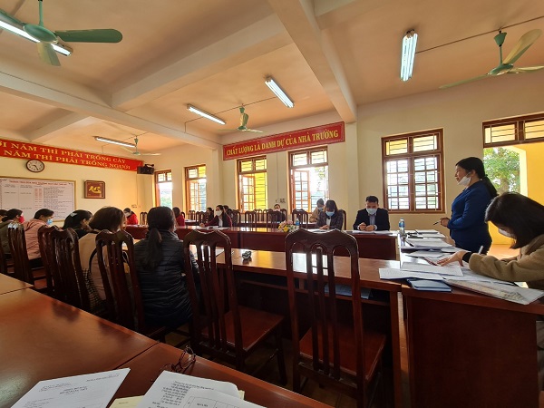 Đ/c Nguyễn Thị Mai - Bí thư Chi bộ - Hiệu Trưởng nhà trường thông qua bản kiểm điểm của Chi bộ Trường Tiểu học