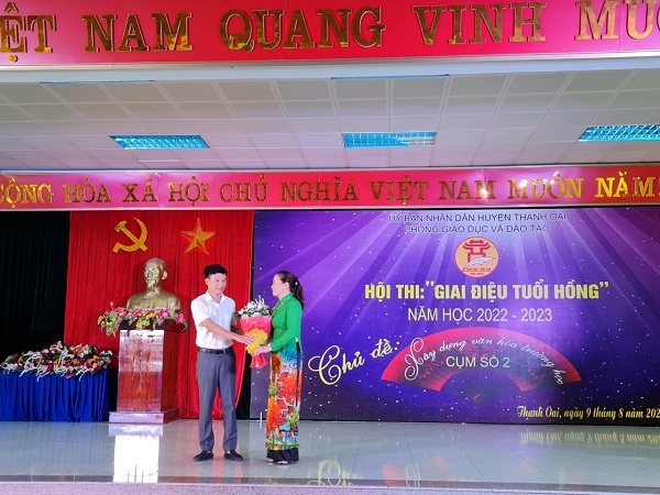 Ông Lê Văn Trường PCT UBND xã Mỹ Hưng tặng hoa chú mừng Hội thi