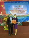 Cô giáo Nguyễn Thị Ngọc Hoa - Chủ tịch công đoàn trường TH Thanh Cao lên nhận giải Ba chung cuộc