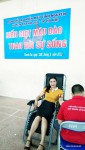 Cô giáo Nguyễn Thị Ngọc Hoa - Chủ tịch công đoàn trường TH Thanh Cao tham gia hiến máu cứu người