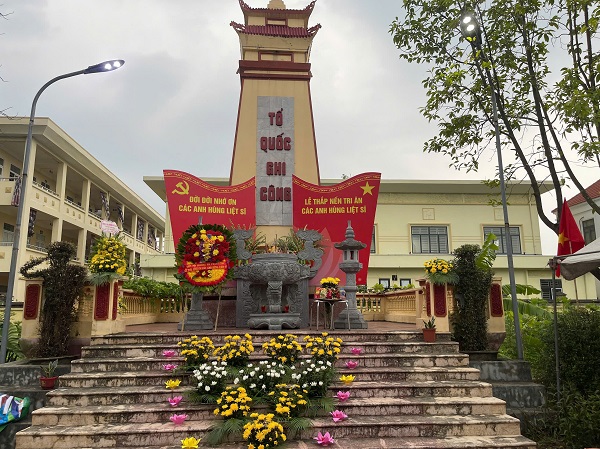Học sinh trường Tiểu học Thanh Cao tri ân các anh hùng, liệt sĩ